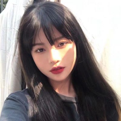 老人进女厕趴地偷窥被逮到