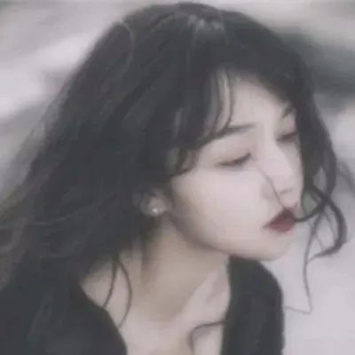 央视最帅主持人突发疾病离世,2任妻子全程守灵,12岁儿子现场送别,600多人到场