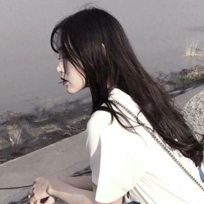 美网友涌入直播间女演员紧张抱头 意外文化交流引发关注